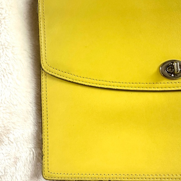 Vintage Coach Slim Envelope Clutch – Chartreuse Leather with Turn-Lock Closure - Picture 6 of 11